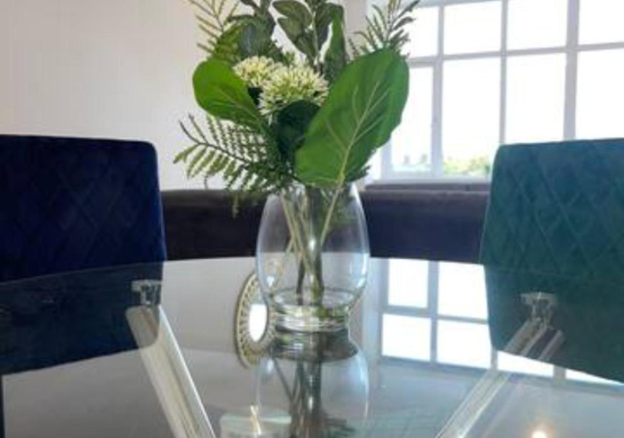2 Bedroom Apartment - Flitwick - Contractor Friendly - Tourist Ready - Full Kitchen - Wifi - Smart Tv - Sofa Bed - Free Parking - Ideal For Short Or Long Stays Eksteriør billede